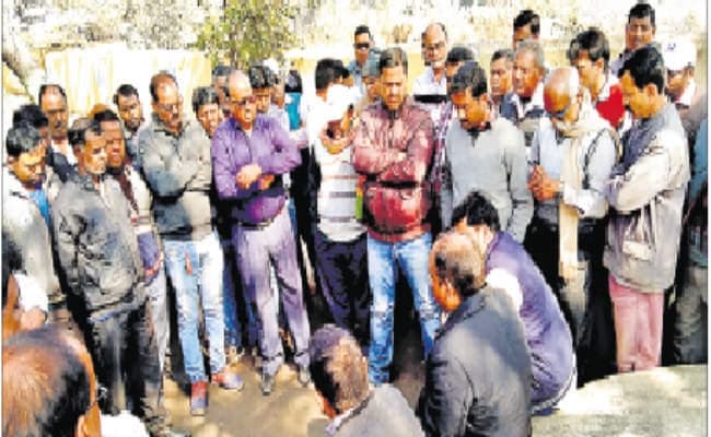 संडे ड्यूटी को ले भिड़े हाजिरी बाबू, वरीय को जूनियर ने धक्का मार कर ऑफिस से निकाला