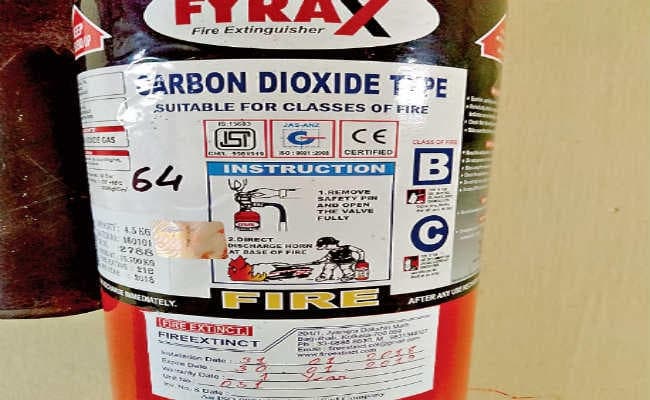 धनबाद  :  अस्पताल की शोभा बढ़ा रहे रिजेक्टेड अग्निशमन यंत्र