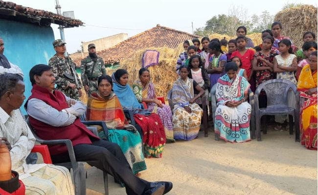 कुचाई : मृतक शुभम महतो के परिजनों से मिले पूर्व मुख्यमंत्री अर्जुन मुंडा