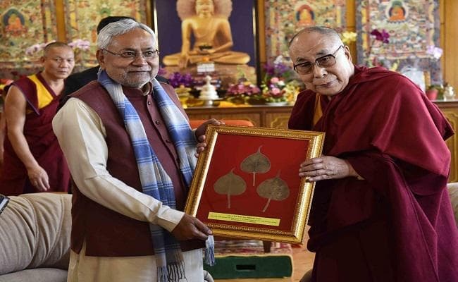 CM नीतीश ने दलाई लामा से की मुलाकात, महाबोधि मंदिर में भी की पूजा-अर्चना