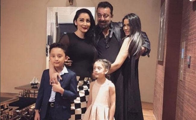 बेटी त्रि‍शाला संग New Year पार्टी मनाते दिखे संजय दत्‍त, फोटोज़ वायरल