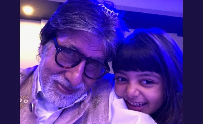 नये साल पर पोती आराध्‍या ने अमिताभ बच्‍चन को पहनाया ''टियारा बैंड'', तसवीरें वायरल