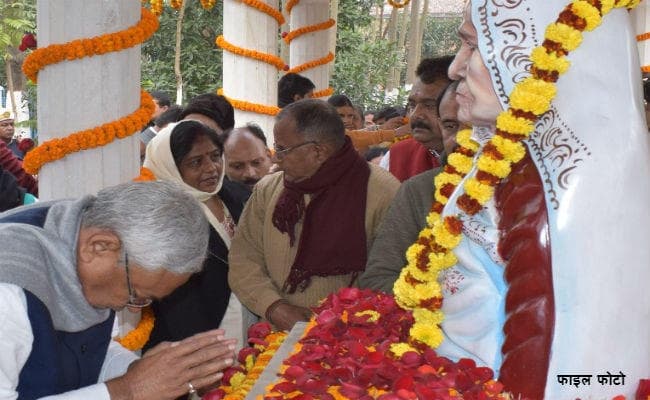 मुख्यमंत्री ने अपनी मां परमेश्वरी देवी की पुण्य तिथि पर अर्पित की भावभीनी श्रद्धांजलि