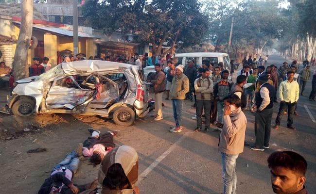 VIDEO : जमुई में पेड़ से टकरायी कार, 5 श्रद्धालुओं की मौत, देवघर से पूजा कर लौट रहे थे