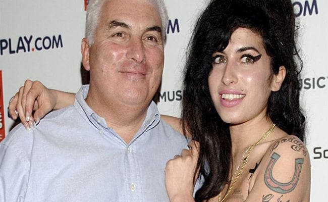 OMG : छह साल पहले मर चुकी यह हॉलीवुड सिंगर अब इस रूप में आती है पिता से मिलने...?