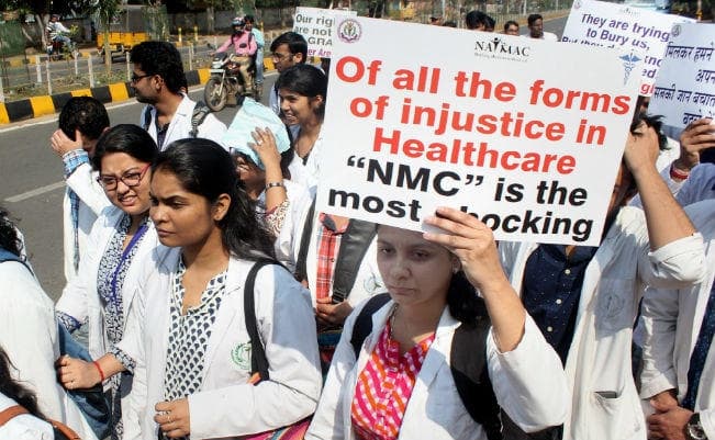 सरकार ने मेडिकल बिल स्थायी समिति को भेजा, डॉक्टरों का आंदोलन खत्म