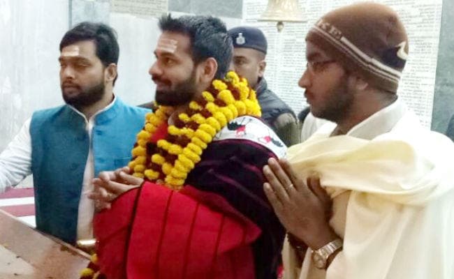 तेज प्रताप यादव ने महावीर मंदिर में की पूजा, नहीं सुनायी गयी लालू प्रसाद को सजा, टल गयी सजा की तारीख