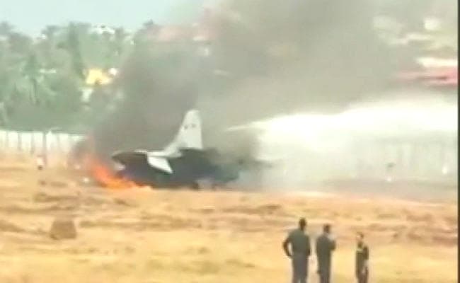 गोवा में रनवे से बाहर निकला विमान, आग लगने के बाद बंद हुआ एयरपोर्ट -देखें VIDEO
