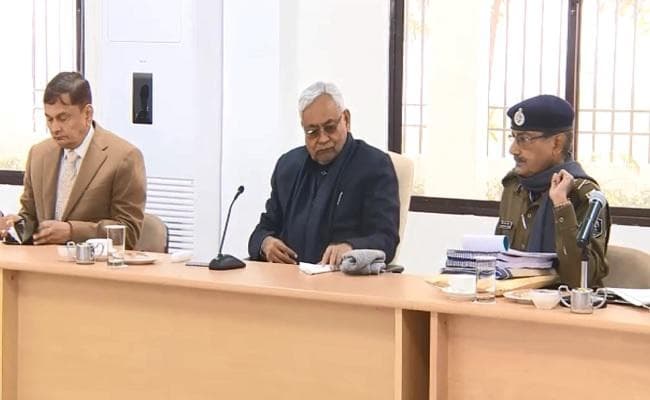 नीतीश ने बिहार में अवैध शराब का कारोबार करने वाले माफिया, आपूर्तिकर्ताओं को पकड़ने पर जोर दिया