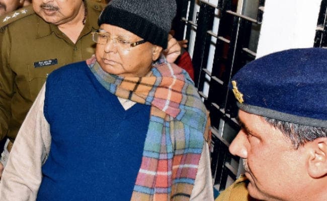 ....जब टोपी व मफलर लगा कर कोर्ट पहुंचे लालू, कहा, हम बीमार हैं हुजूर, कृपा करें