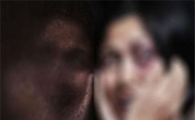 ये कैसा अंधविश्वास! डायन बताकर महिला का बाल काटा, मन नहीं भरा तो मैला भी पिलाया