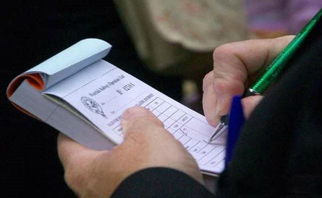 नये साल में रेलवे देगी तोहफा : अब चलती ट्रेन में क्रेडिट व डेबिट कार्ड से ले सकते हैं टिकट, TTE को जल्द मिलेगा TAB और POS