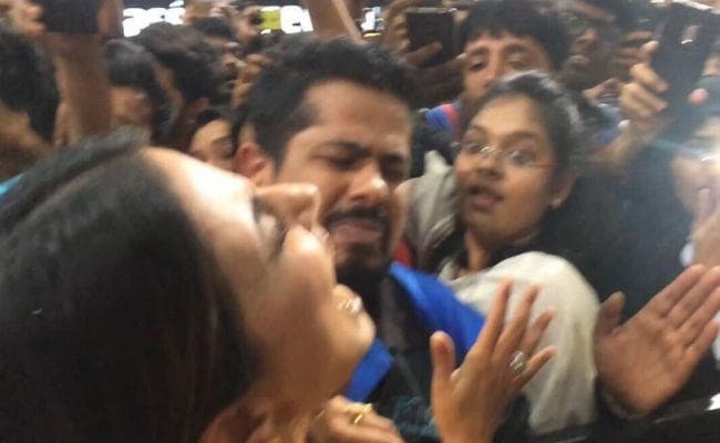 Bigg Boss 11: हीना खान हुईं फैन की बदतमीजी की शिकार