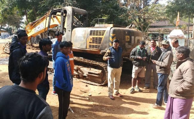 अपराधियों ने सड़क निर्माण में लगी पोकलेन को जलाया, ग्रामीणों ने कहा- मार देंगे बदमाशों में