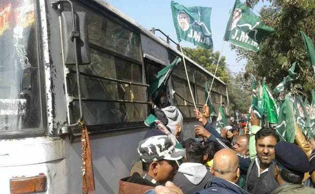 दुमका : ट्राइवल एडवाइजरी उपसमिति की बैठक, झामुमो विधायक नलिन सोरेन हिरासत में लिये गये