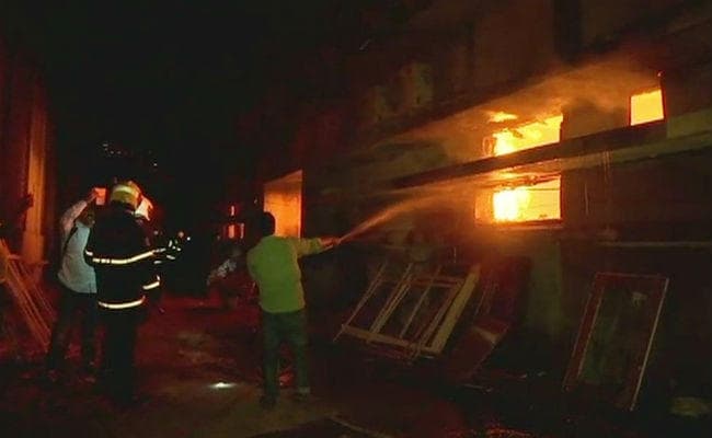 मुंबई : कंजुममार्ग के सिनेविस्ता स्टूडियो में लगी आग, 7 दमकल की गाड़ियां मौके पर मौजूद