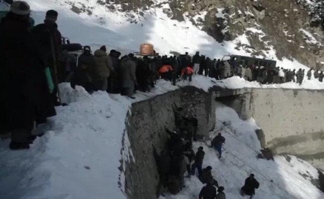 जम्मू कश्मीर में हिमस्खलन स्थल से 11 शव बरामद, तीन को जीवित निकाला गया