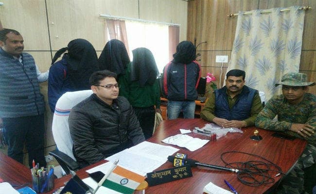 गुमला : PLFI के एरिया कमांडर समेत चार उग्रवादी गिरफ्तार