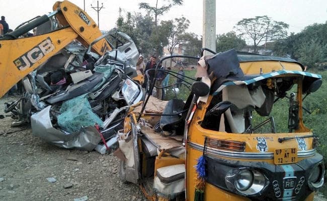 उप्र में भयानक रोड हादसा, कार और टेम्पो पर गिरा ट्रक, 11 लोगों की मौत