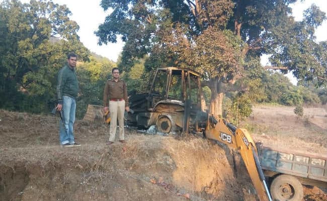पश्चिमी सिंहभूम : सोनुआ में नक्सलियों ने दिनदहाड़े फूंके चार ट्रैक्टर व एक जेसीबी