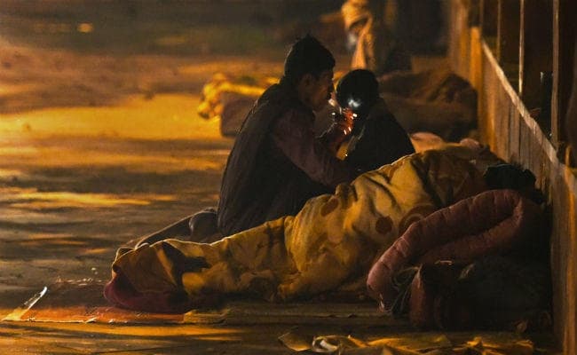 दिल्ली में ठंड से 44 बेघर की मौत: केजरीवाल ने LG पर फोड़ा ठिकरा