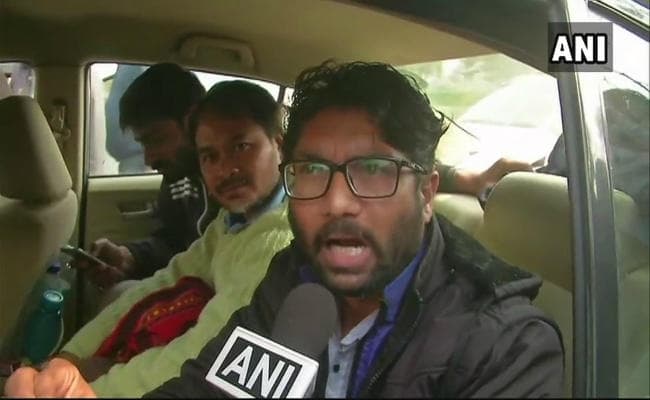 जिग्नेश मेवाणी आखिर क्यों भाजपा के लिए हार्दिक-अल्पेश से बड़ी चुनौती हैं?