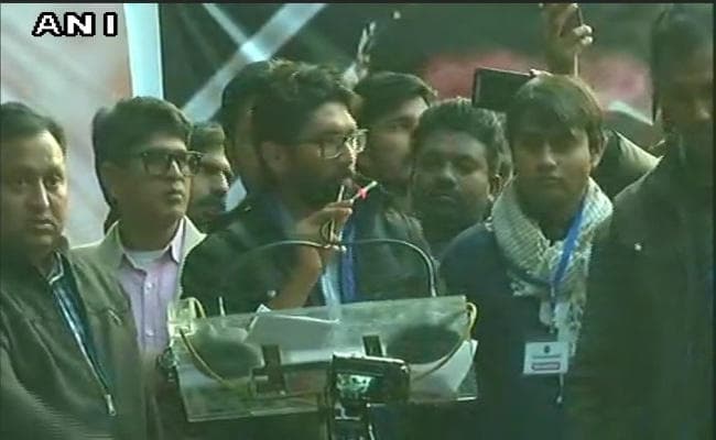 #YuvaHunkarRally घर वापसी, लव जिहाद के पीछे भ्रष्टाचार, बेरोजगारी जैसे असली मुद्दे छुपाये  जा रहे हैं : जिग्नेश