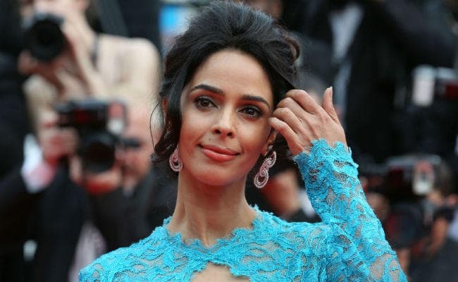 मल्लिका शेरावत के पास नहीं है किराया चुकाने के लिए पैसे, कोर्ट ने घर खाली करने का आदेश दिया