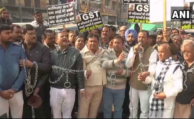 जंजीरों में कैद हुए कानपुर में स्थानीय व्यापारी, जानें क्यों ?