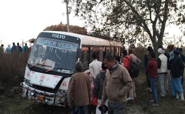 बिहार : गया में 3 छात्राओं को राैंदने के बाद अनियंत्रित होकर खेत में जा गिरी बस