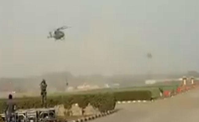 VIDEO:  आर्मी डे की ट्रेनिंग के दौरान अचानक हेलिकॉप्टर से गिरे जवान, बाल-बाल बचे