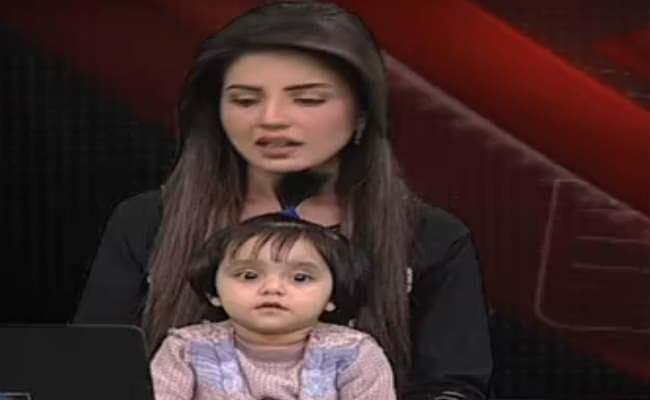 अपनी बच्ची के साथ कार्यक्रम की शुरुआत की कहा, आज एंकर नहीं मां हूं