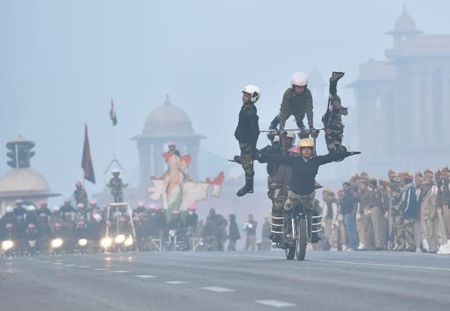 IN PICS: राजपथ पर गणतंत्र दिवस परेड की कुछ यूं चल रही है तैयारी