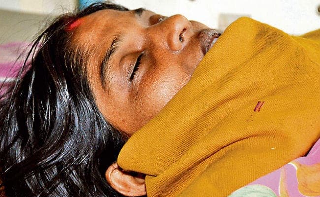 महिलाएं गयीं थीं बंध्याकरण कराने, काट दी पेशाब की थैली