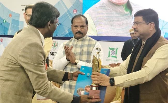 स्किल समिट में रघुवर दास ने की बड़ी घोषणा, रांची में खुलेगा विदेश भवन