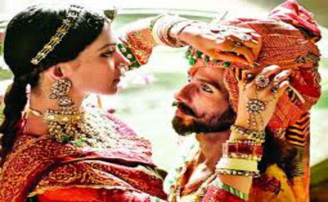 पद्मावत का सेंसर बोर्ड के बाहर विरोध, कर्णी सेना के कार्यकर्ता गिरफ्तार