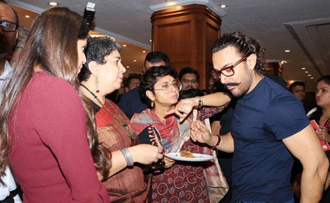 PHOTOS : आमिर खान की पार्टी में पत्नी किरण ने ''सौतन'' रीना के साथ ऐसे बिताया वक्त...!