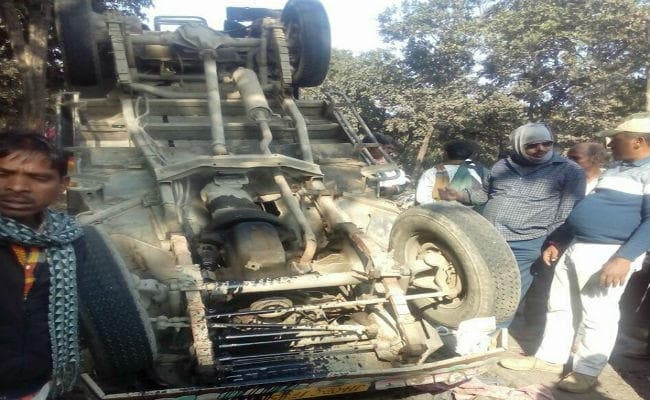 हजारीबाग : इचाक में ट्रेलर ने सवारी गाड़ी को मारा ठोकर, दो की मौत, चार घायल