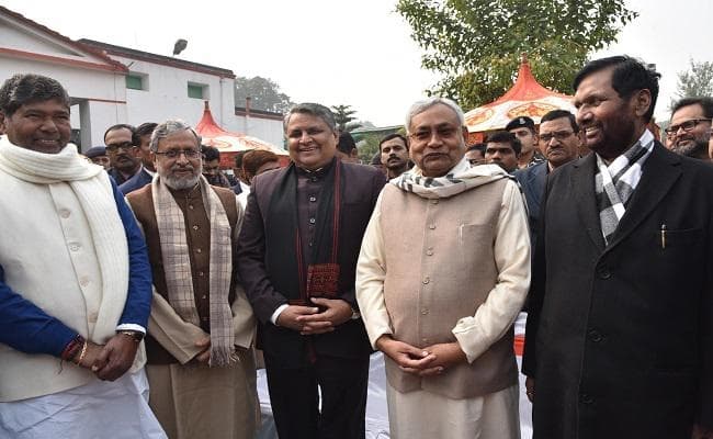 #MAKAR SANKRANTI : दही-चूड़ा का सियासी भोज : एनडीए के भोज में शामिल हुए नीतीश, महागठबंधन का दरबार रहा सूना