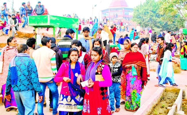 मकर संक्रांति : दही-चूड़ा ग्रहण कर लोगों ने लिया हिरण्य पर्वत की सैर