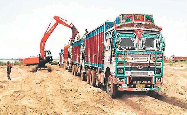 बिहार: पटना के बाद मुजफ्फरपुर में खनन माफियाओं की दबंगई, गश्ती दल को बालू लदे ट्रक से रौंदने की कोशिश की