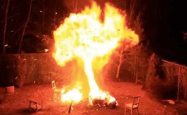 ठंड से बचने को अलाव में हाथ सेंक रहा था सिपाही, विस्फोट से चिथड़े उड़े