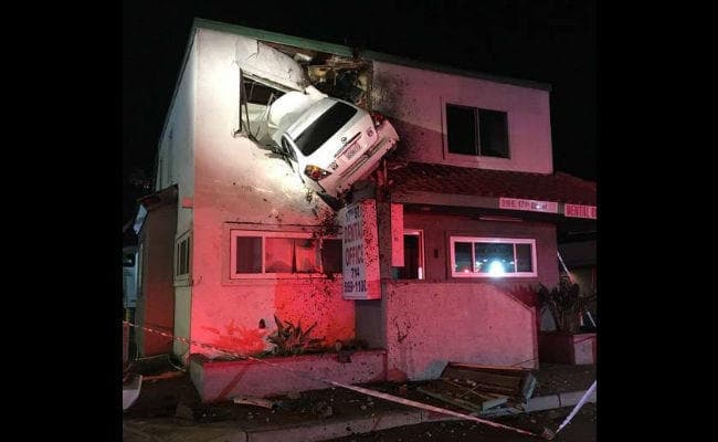 OMG : जेट बनी कार, हवा में उड़कर जा घुसी इमारत के दूसरे फ्लोर में...!