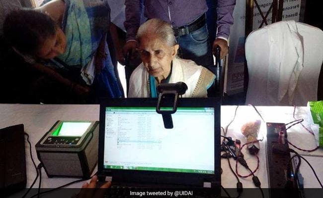 आधार कार्ड : अब ''फिंगर प्रिंट'' ही नहीं चेहरे के जरिये भी हो पायेगी पहचान, बुजुर्गो को बड़ी राहत