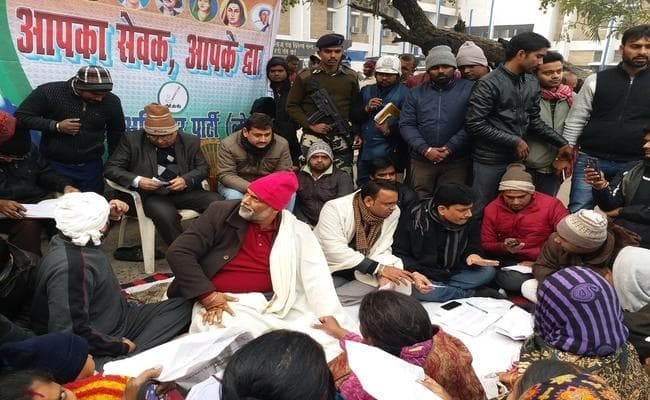 सांसद पप्पू यादव ने बिना रसीद वाले दवा दुकान पर जड़ा ताला, एनएमसीएच में हंगामा