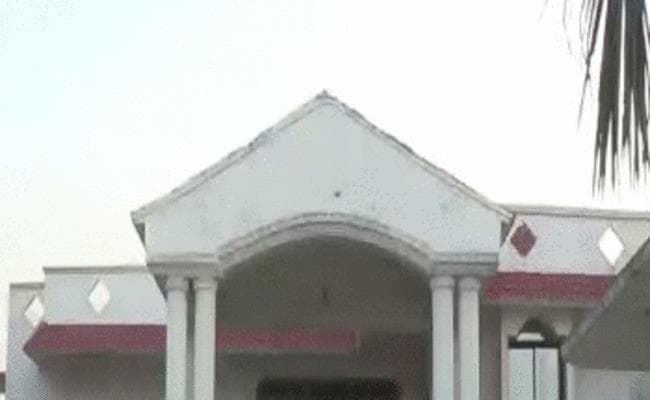 White कलर के इस आलीशान बंगले को गिफ्ट देकर सुर्खियों में आये थे रघुनाथ झा, जानें पूरा मामला