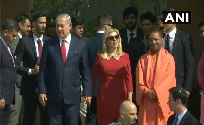 पत्नी संग इजराइली प्रधानमंत्री ने देखा ताजमहल, एक-दूजे का हाथ थामे नजर आये नेतन्याहू-सारा