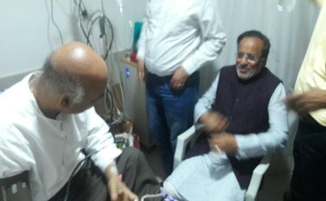 संघ परिवार के प्रवीण तोगड़िया के आंसू पोछने पहुंचे कांग्रेसी अर्जुन मोढवाडिया