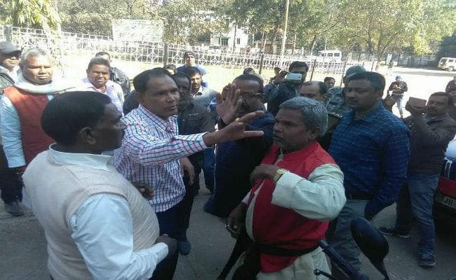 झारखंड: लातेहार में भाजपा नेता ने नेम प्लेट हटवा रहे डीटीओ को सरेआम मारा थप्पड़, भेजे गये जेल