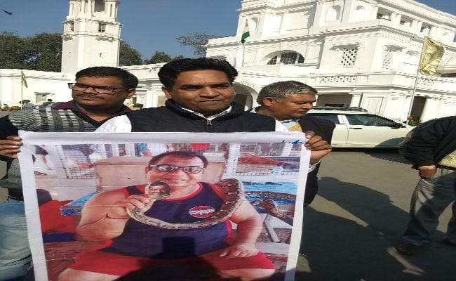 सुशील गुप्ता के सांप वाला पोस्टर विधानसभा में लहराया, कपिल मिश्रा और भाजपा विधायक बाहर किये गये
